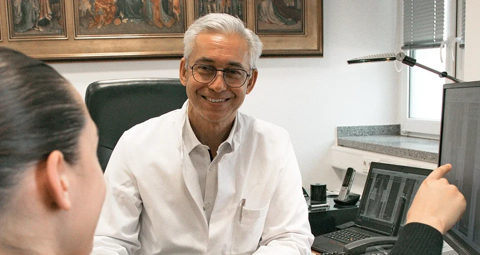 Dr. med. Biren Desai Wirbelsäulenchirurg und Spezialist für die Behandlung komplexer Erkrankungen der Wirbelsäule Köln NRW Deutschland