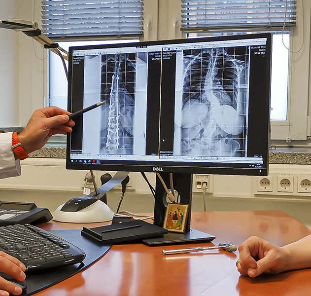 Dr. med. Biren Desai Wirbelsäulenchirurg und Spezialist für die Behandlung komplexer Erkrankungen der Wirbelsäule Köln NRW Deutschland